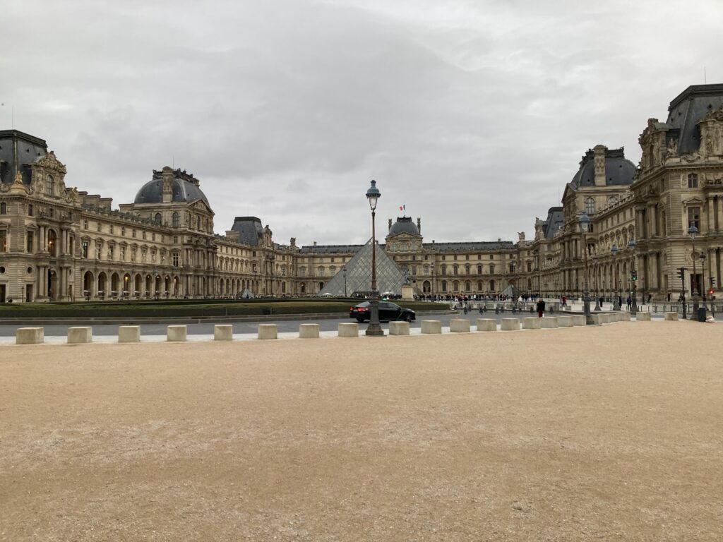 ルーブル美術館正面の写真