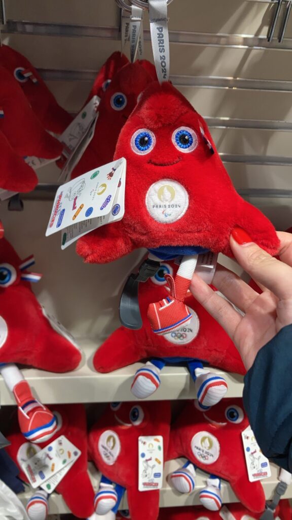 空港に売っていたパリのパラリンピックのマスコットぬいぐるみ