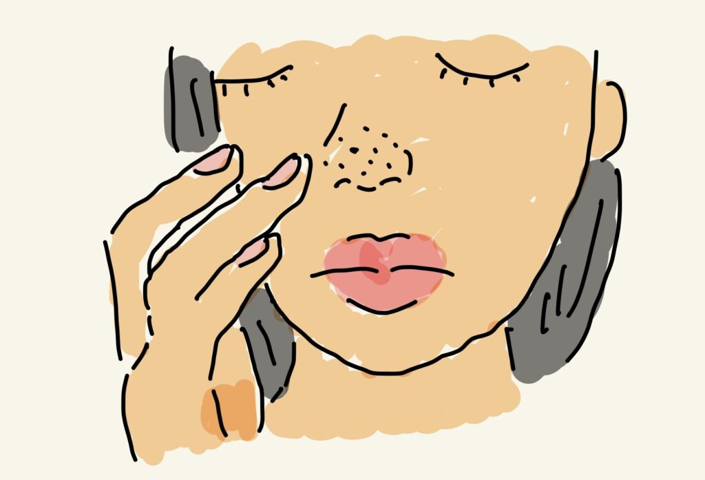 広がった毛穴に指をあてて悩む女性
