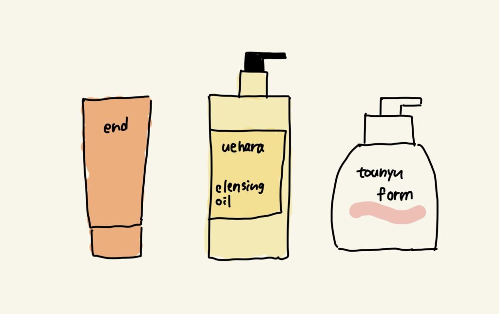 よくネットで目にする洗顔料を雰囲気で紹介。左からチューブタイプのオレンジのジェル洗顔料、真ん中がオイルクレンジング、一番右が豆乳を使った泡洗顔料。