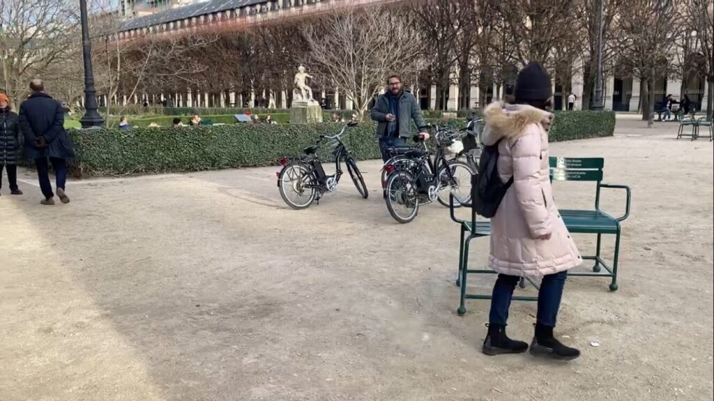 自転車ツアー体験の様子の写真。自転車とツアーのお兄さんと母が写ってます。