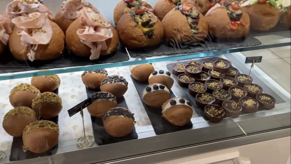 デパートの地下で売られているスイーツやお菓子の画像、ここではフランスのデパ地下にあったマリトッツォを紹介。