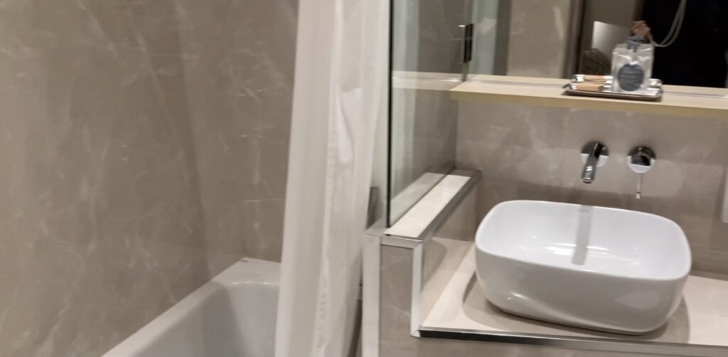 オテルルーブルサンタンヌの洗面所とお風呂